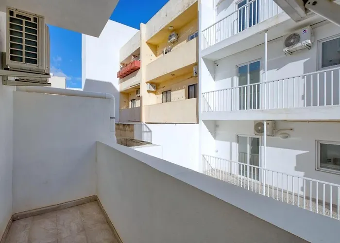 Thirtynine Bright Steps From Balluta Bay Daire