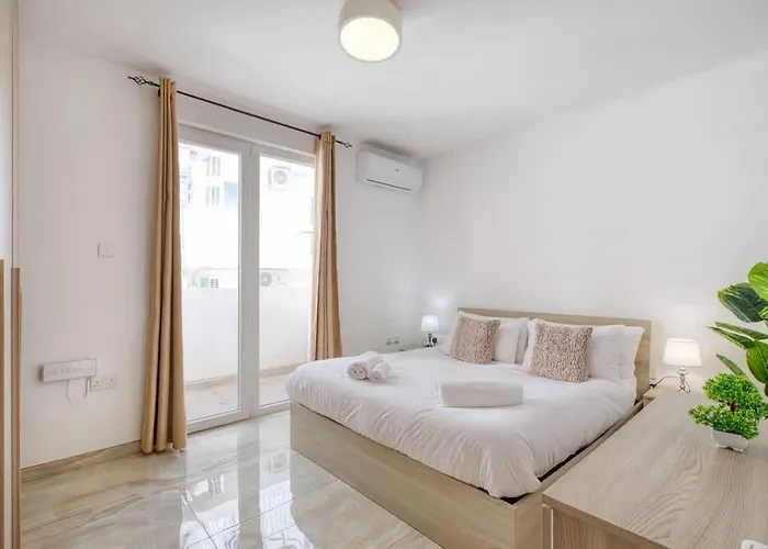 Thirtynine Bright Steps From Balluta Bay *