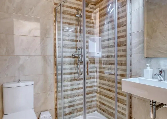 Thirtynine Bright Steps From Balluta Bay *