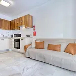 Thirtynine Bright Steps From Balluta Bay דירה *