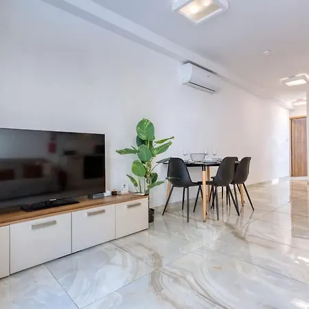 Thirtynine Bright Steps From Balluta Bay *