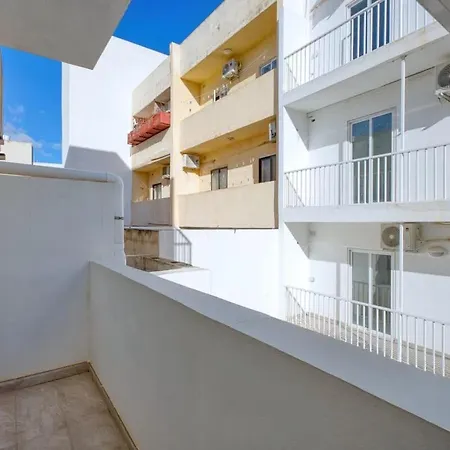 Thirtynine Bright Steps From Balluta Bay Апартаменты