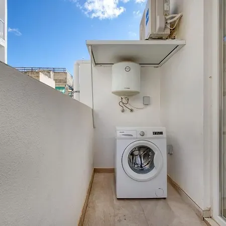 Thirtynine Bright Steps From Balluta Bay Слима