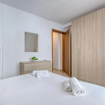 Thirtynine Bright Steps From Balluta Bay * Слима