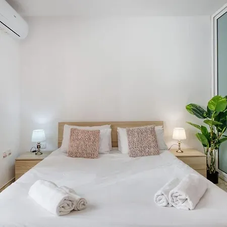 Thirtynine Bright Steps From Balluta Bay Слима