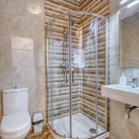 Thirtynine Bright Steps From Balluta Bay *