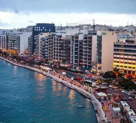 Thirtynine Bright Steps From Balluta Bay Apartamento *