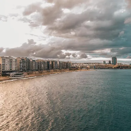 Thirtynine Bright Steps From Balluta Bay Apartamento Sliema