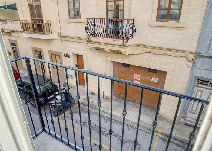 Thirtynine Bright Steps From Balluta Bay Apartamento