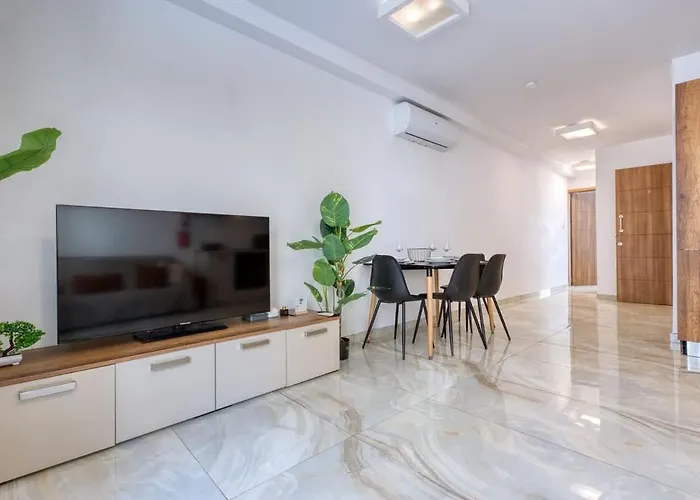 Thirtynine Bright Steps From Balluta Bay *