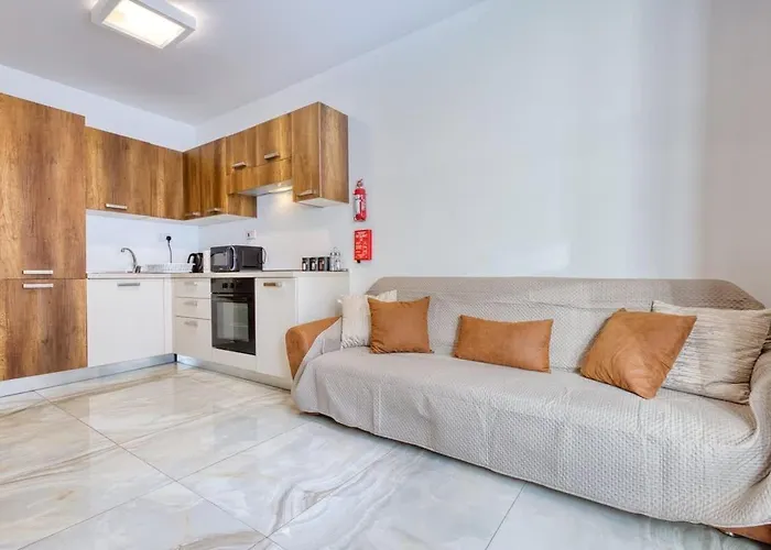 Thirtynine Bright Steps From Balluta Bay Apartment *