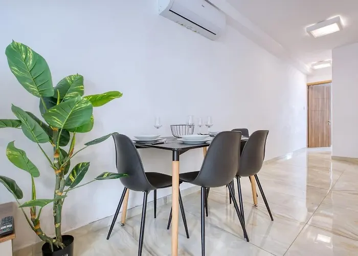 Thirtynine Bright Steps From Balluta Bay Apartamento