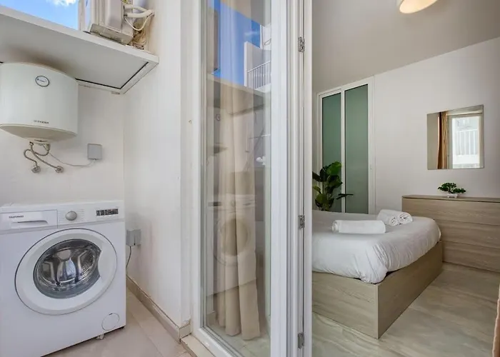 Thirtynine Bright Steps From Balluta Bay * Слима