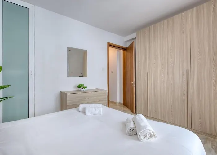 Thirtynine Bright Steps From Balluta Bay * Слима