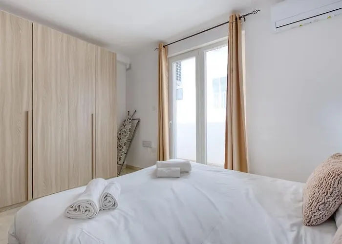 Thirtynine Bright Steps From Balluta Bay * سليمة